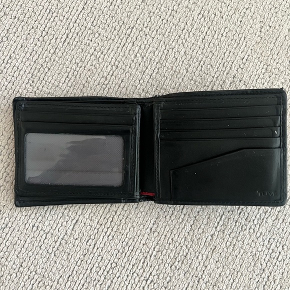 Tumi Men’s Black Global Center Flip Passcase - Picture 5 of 8